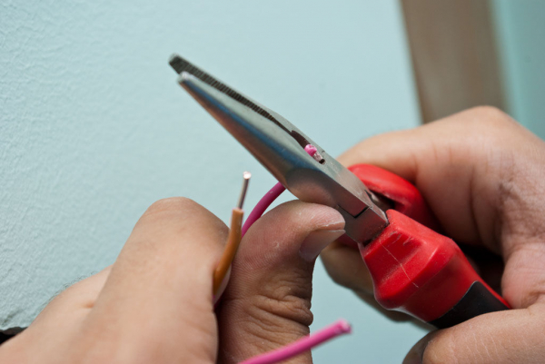 Схема подключения двухклавишного выключателя и пошаговое руководство по его установке Схема подключения двухклавишного выключателя и пошаговое руководство по его установке