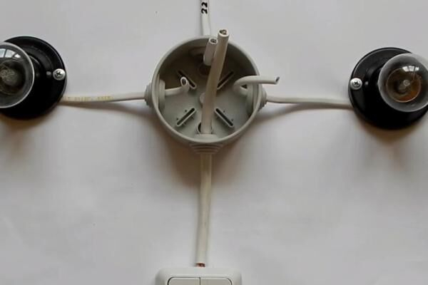 Схема подключения двухклавишного выключателя и пошаговое руководство по его установке Схема подключения двухклавишного выключателя и пошаговое руководство по его установке