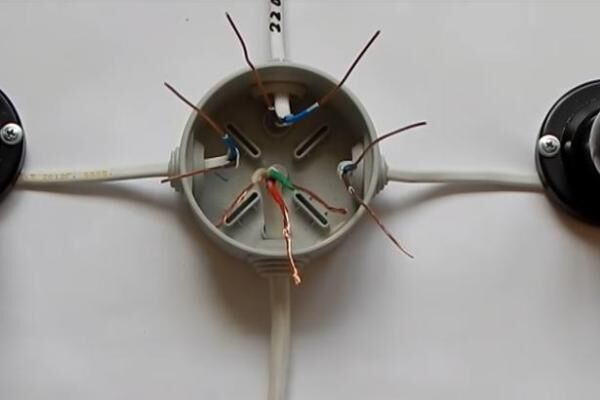 Схема подключения двухклавишного выключателя и пошаговое руководство по его установке Схема подключения двухклавишного выключателя и пошаговое руководство по его установке