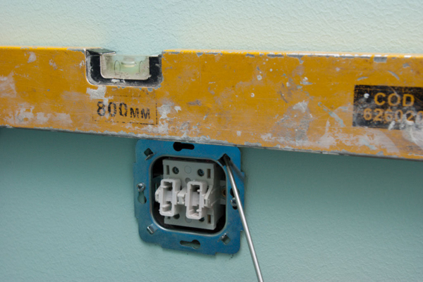 Схема подключения двухклавишного выключателя и пошаговое руководство по его установке Схема подключения двухклавишного выключателя и пошаговое руководство по его установке