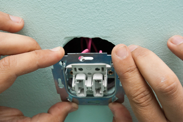 Схема подключения двухклавишного выключателя и пошаговое руководство по его установке Схема подключения двухклавишного выключателя и пошаговое руководство по его установке