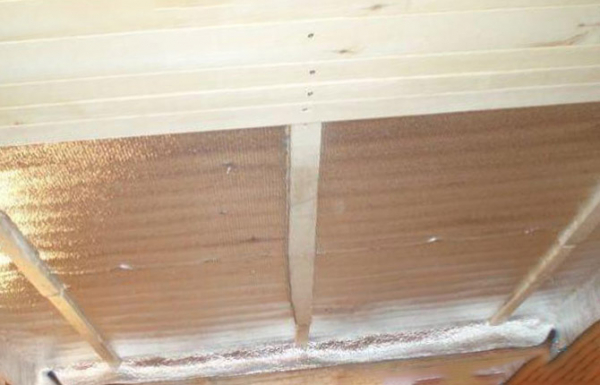 Чем и как правильно утеплить потолок в бане: материалы и варианты монтажа Чем и как правильно утеплить потолок в бане: материалы и варианты монтажа