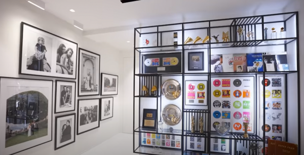 Дом Сергея Жукова — среда обитания лидера «Руки вверх» Дом Сергея Жукова — среда обитания лидера «Руки вверх»