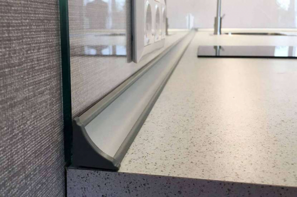 Плинтусы для кухонной столешницы: разновидности и способы их установки