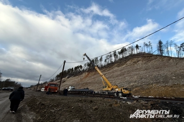 Через суровую уральскую тайгу прокладывают дорогу совершенно с нуля.