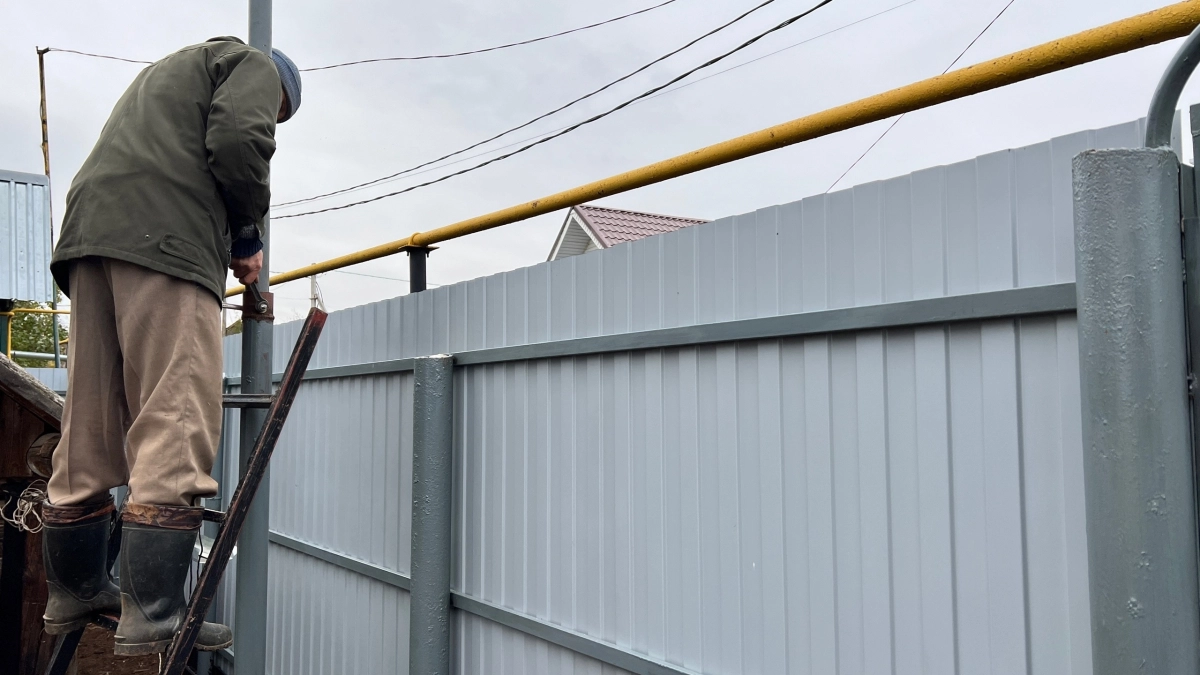 Стоял десять лет и никому не мешал: безжалостное правило оставит дачников без забора в 2026