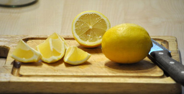 Лимонный сок и лимонная кислота вернут свежий запах.